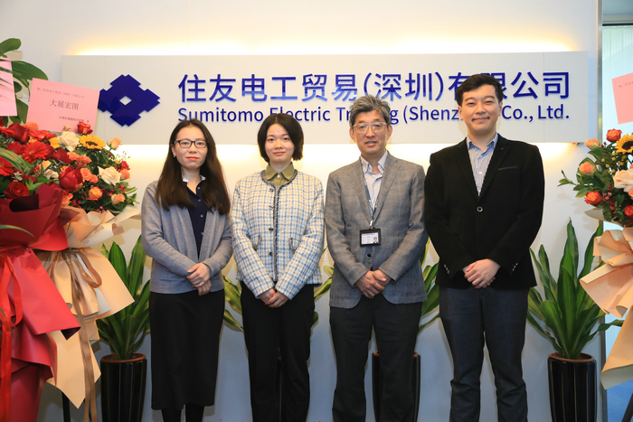 光讯老总_文山礼光路桥老总照片